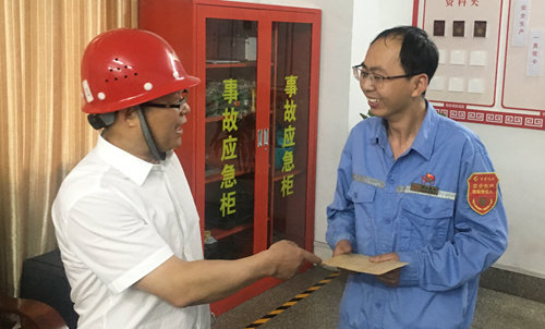 王大真到宜都園區(qū)、股份公司看望慰問基層黨員(圖2)