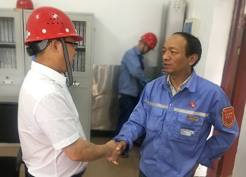 王大真到宜都園區(qū)、股份公司看望慰問基層黨員(圖1)