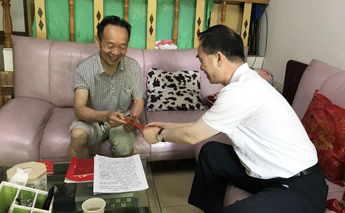 集團(tuán)領(lǐng)導(dǎo)看望慰問(wèn)離退休黨員、基層困難黨員和年輕黨員(圖3)