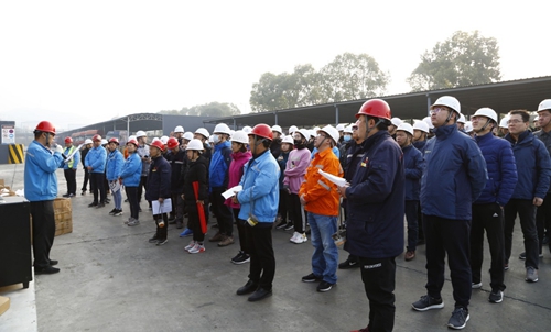 熱火朝天！集團總部140余人到股份公司氯堿分廠開展勞動(圖1)