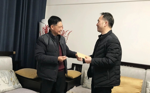 集團(tuán)領(lǐng)導(dǎo)春節(jié)前走訪慰問一線職工、困難職工和離退休老干部(圖2)