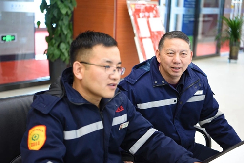 集團(tuán)領(lǐng)導(dǎo)春節(jié)前走訪慰問一線職工、困難職工和離退休老干部(圖4)