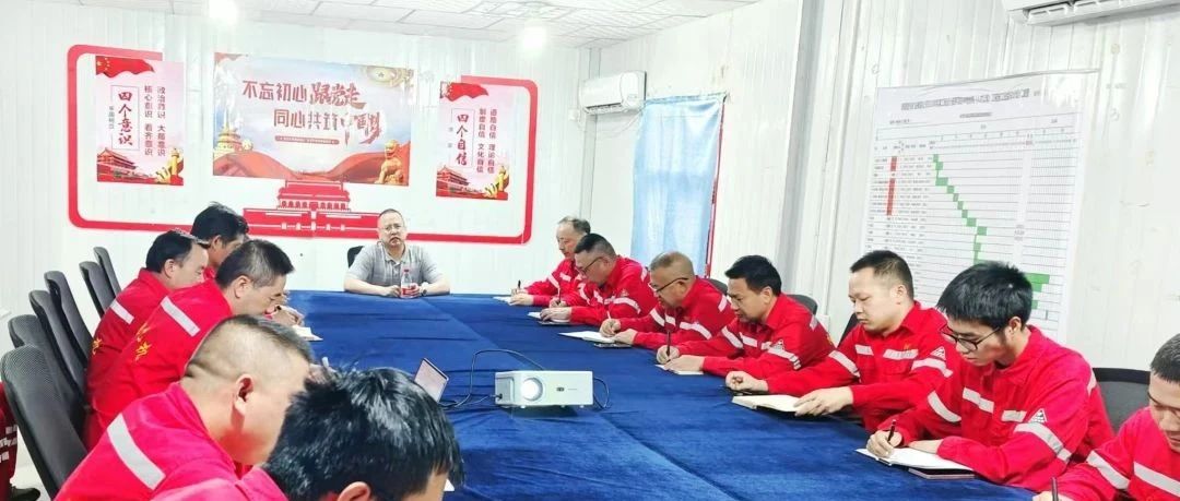 化機(jī)公司黨委書記、董事長(zhǎng)、總經(jīng)理?xiàng)钪袧傻叫陆?xiàng)目部現(xiàn)場(chǎng)辦公